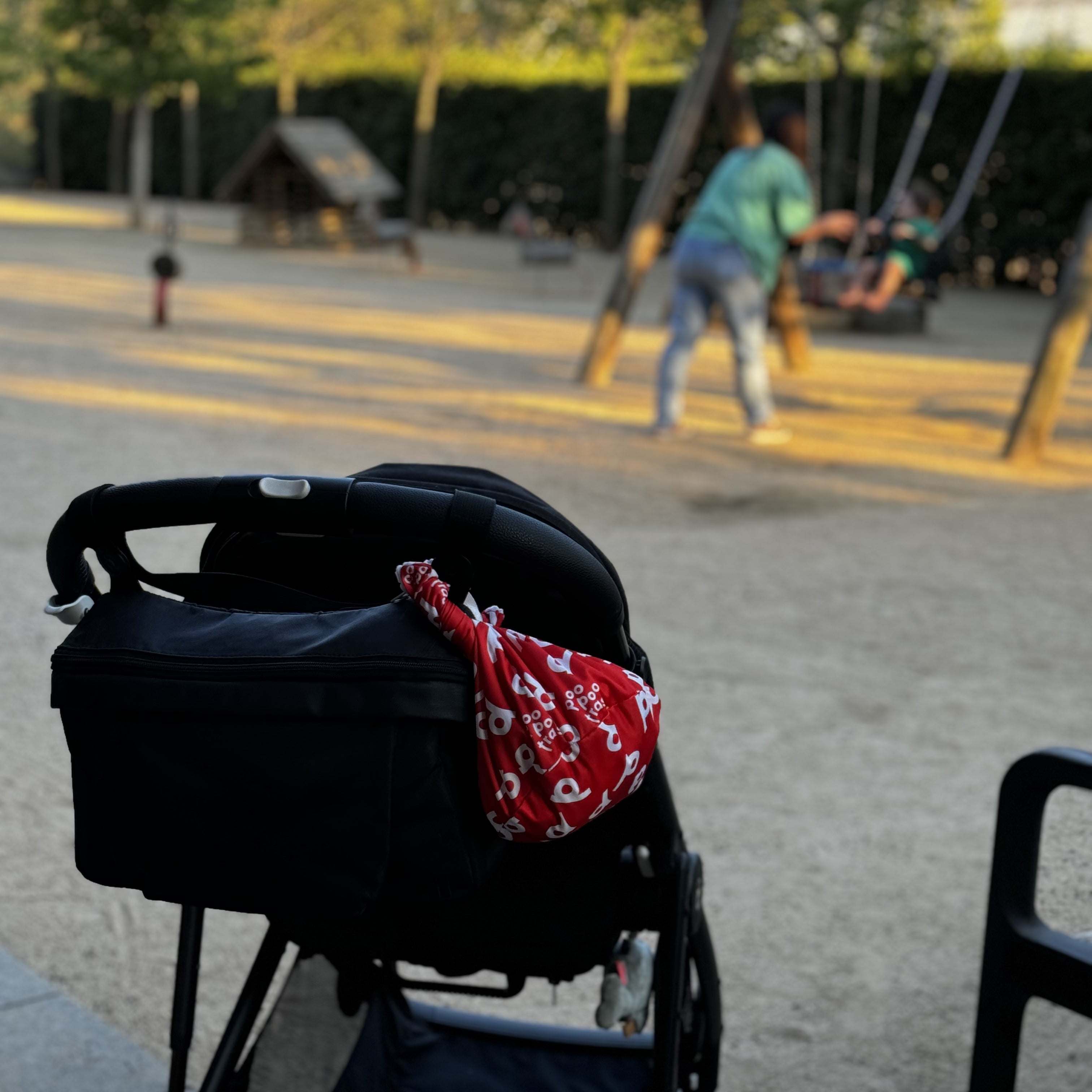 Bolsa de carro Poo estilosa y práctica adjunta a una silla de paseo para bebé