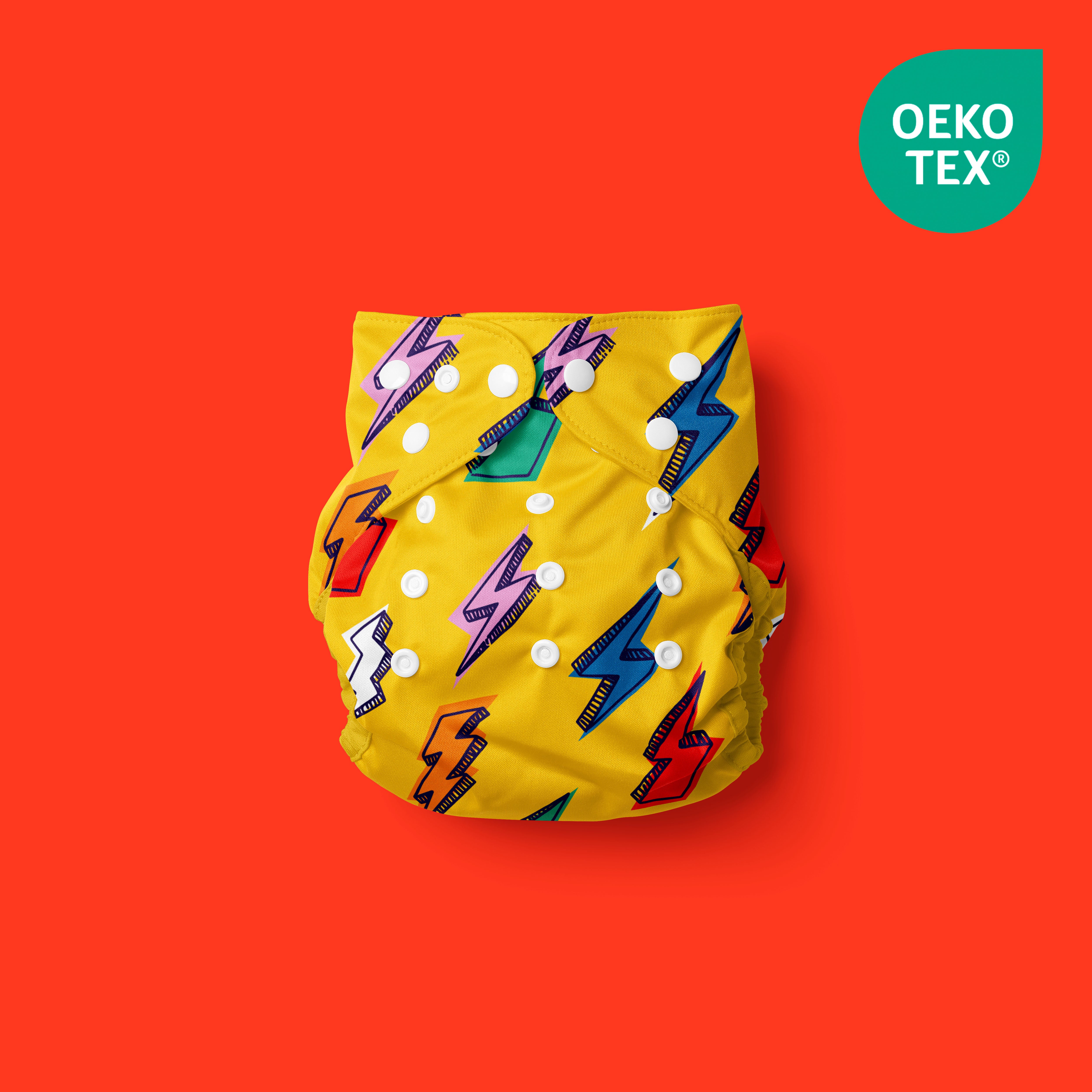 Pañal de tela para bebé Poo and flashy - diseñado con motivos de rayos divertidos sobre un fondo rojo